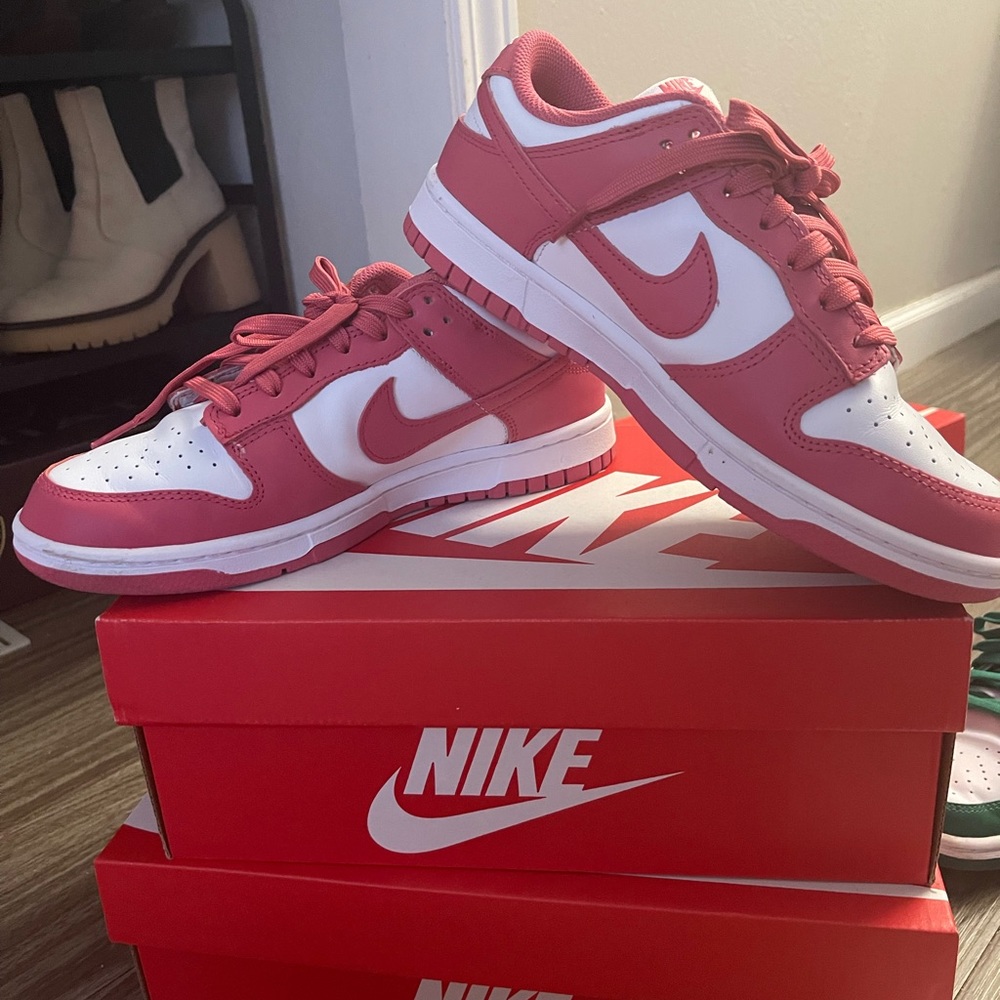 WOMENS DUNK LOW ARCHEO SZ. 8.5 like new